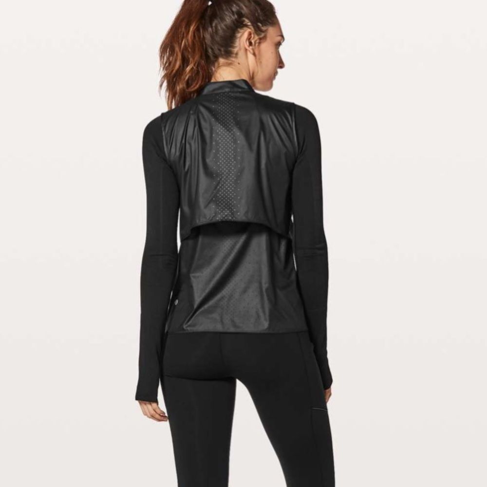 LULULEMON deep inhale Vest size 2 black water repellent